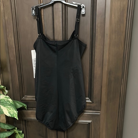 Elegant Black One-Piece Swimsuit - Picture 5 of 11